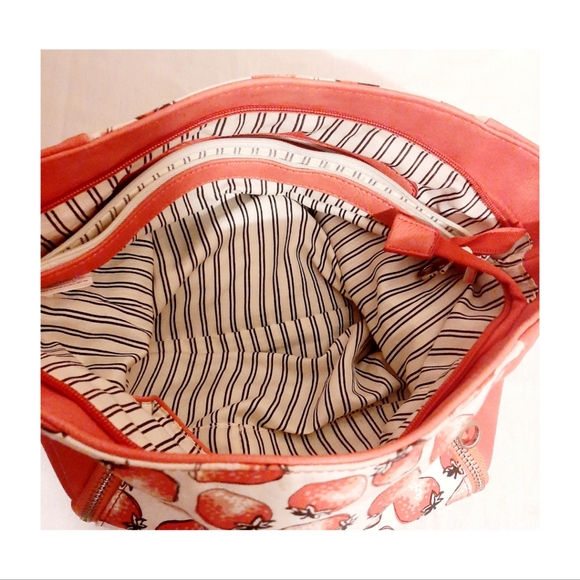 Strawberry purse. - Picture 3 of 8